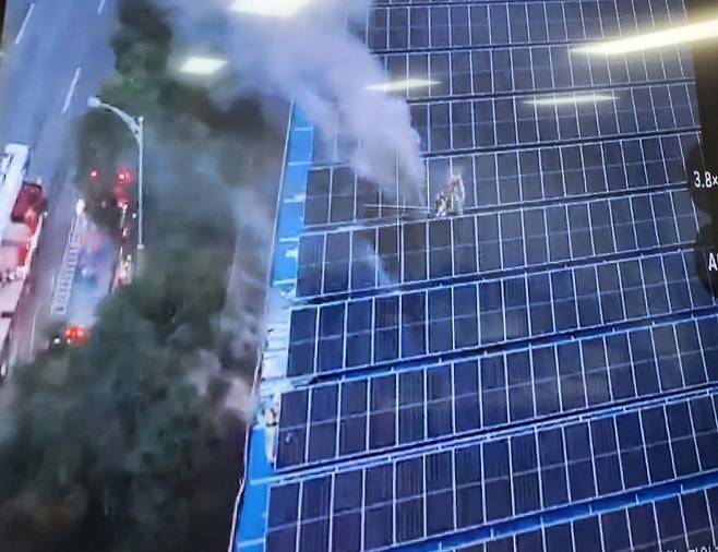 자동차 부품공장 옥상 화재 진압 [아산소방소 제공. 재판매 및 DB 금지]