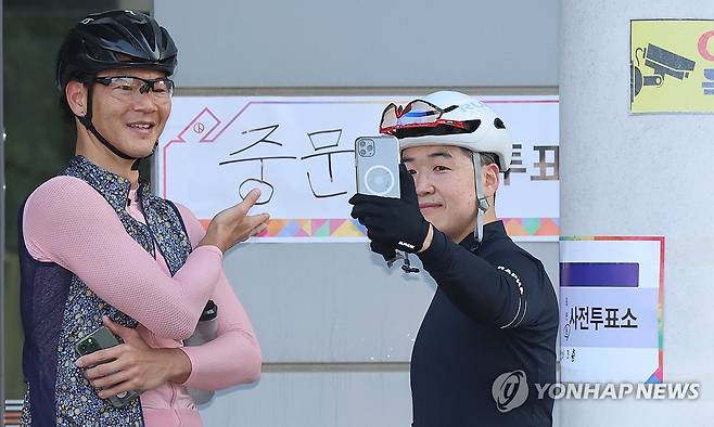 사전 투표 인증 (서귀포=연합뉴스) 박지호 기자 = 제21대 대통령선거 사전투표일인 29일 오전 제주 서귀포시 중문동 사전투표소에서 투표를 마친유권자가 인증샷을 찍고 있다. 2025.5.29 jihopark@yna.co.kr