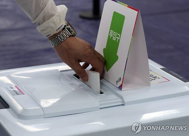 소중한 한 표 (전주=연합뉴스) 나보배 기자 = 제21대 대통령선거 사전투표 첫날인 29일, 전북 전주시 완산구 중화산2동주민센터에 마련된 사전투표소에서 유권자들이 투표하고 있다. 2025.5.29 warm@yna.co.kr