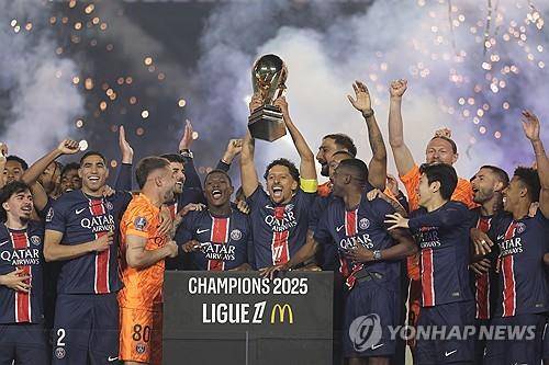 리그1 우승 트로피를 든 PSG의 마르키뉴스와 이를 지켜보는 이강인 [EPA=연합뉴스]