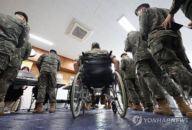 힘들어도 투표는 반드시 (춘천=연합뉴스) 양지웅 기자 = 제21대 대통령선거 사전투표 첫날인 29일 강원 춘천시 신북읍 주민자치센터에 마련된 사전투표소에서 몸이 불편한 장병이 투표에 참여하고 있다. 2025.5.29 yangdoo@yna.co.kr