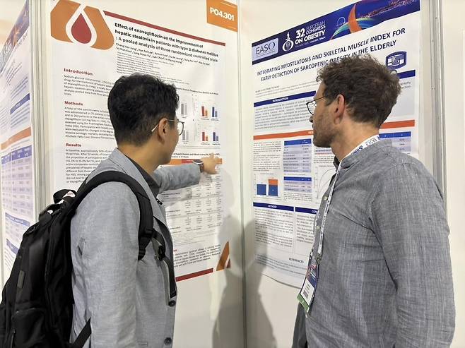 정창희 서울아산병원 내분비내과 교수(사진 왼쪽)가 참관객에게 연구 결과를 설명하고 있다. [대웅제약 제공]