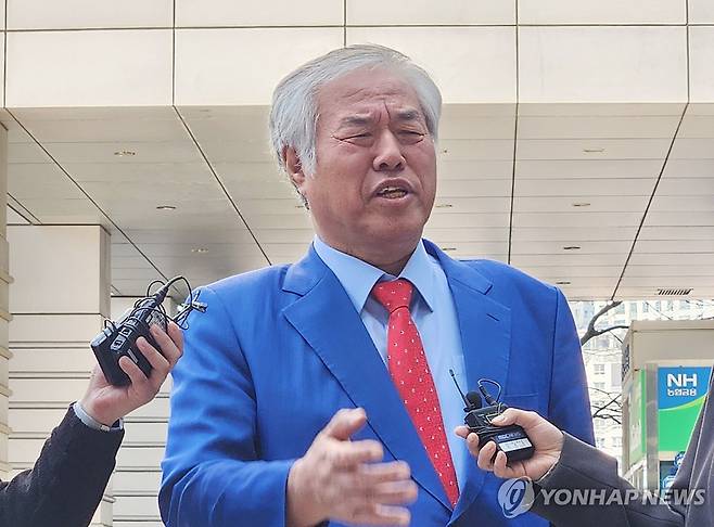 취재진 질문 답하는 전광훈 목사 (서울=연합뉴스) 김준태 기자 = 전광훈 사랑제일교회 목사가 11일 서울 도봉구 서울북부지법에서 열린 공직선거법 위반 혐의 관련 재판에 출석, 취재진의 질문에 답하고 있다. 2025.4.11 readiness@yna.co.kr