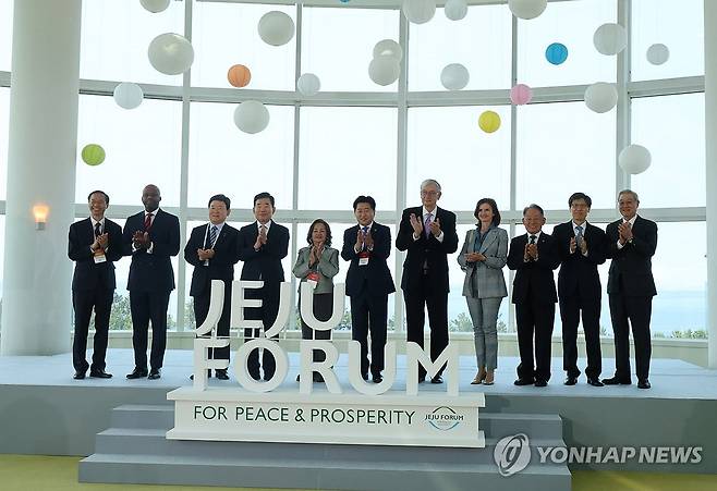 제20회 평화와 번영을 위한 제주포럼 (서귀포=연합뉴스) 전지혜 기자 = 29일 제주국제컨벤션센터에서 열린 제20회 평화와 번영을 위한 제주포럼에 참가한 주요 인사들이 개회식에 앞서 기념 촬영을 하고 있다. 2025.5.29 atoz@yna.co.kr