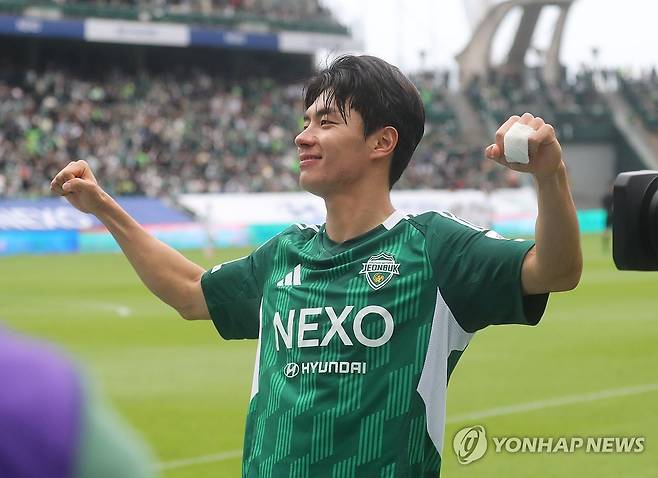 전북 전진우 기쁨 (전주=연합뉴스) 최영수 기자 = 6일 전주월드컵경기장에서 벌어진 프로축구 K리그1. 전북 전진우가 대전에 선제 골을 넣고 기뻐하고 있다. 2025.5.6 kan@yna.co.kr