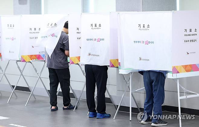 소중한 한표 행사 (부산=연합뉴스) 손형주 기자 = 사전투표 첫날인 29일 부산 연제구청에 마련된 사전투표소에서 유권자들이 소중한 한표를 행사하고 있다. 2025.5.29 handbrother@yna.co.kr