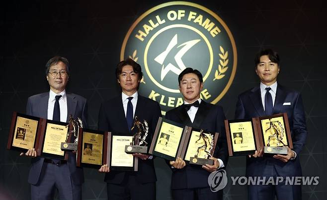 최순호·홍명보·신태용·이동국, K리그 명예의 전당 헌액 (서울=연합뉴스) 김인철 기자 = 2일 서울 중구 앰배서더 서울 풀만 호텔에서 열린 K리그 명예의 전당 헌액식에서 선수 부문에 선정된 최순호 수원FC 단장(왼쪽부터), 홍명보 울산 현대 감독, 신태용 인도네시아 대표팀 감독, 이동국 전 대한축구협회 부회장이 기념 촬영을 하고 있다. 2023.5.2 yatoya@yna.co.kr