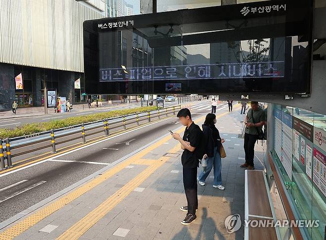 부산 시내버스 노조 파업 돌입…147개 노선 운행 중단 [연합뉴스 자료사진]