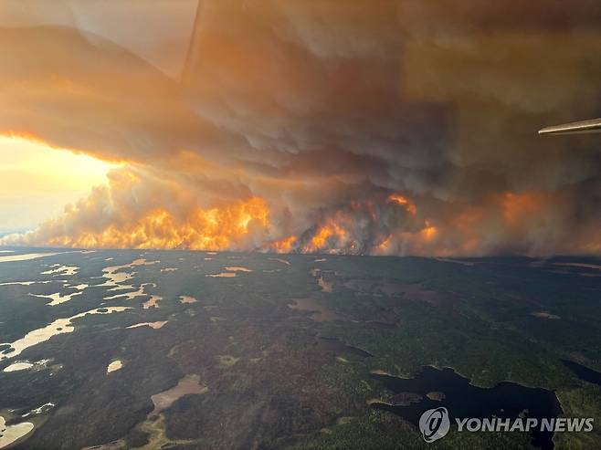 캐나다 산불 (매니토바 로이터=연합뉴스) 27일(현지시간) 캐나다 매니토바주 지역에 발생한 산불. [매니토바 주 정부 제공. 재판매 및 DB 금지]