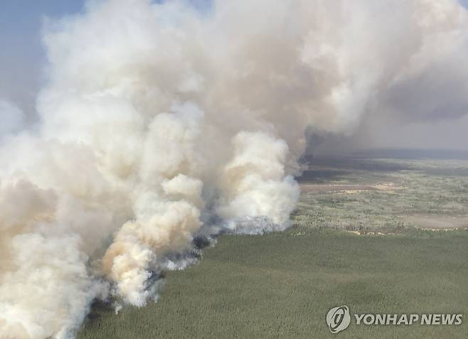 캐나다 매니토바주 산불 (AFP 로이터=연합뉴스) 27일(현지시간) 캐나다 매니토바주 지역에 발생한 산불. [매니토바 주 정부 제공. 재판매 및 DB 금지]