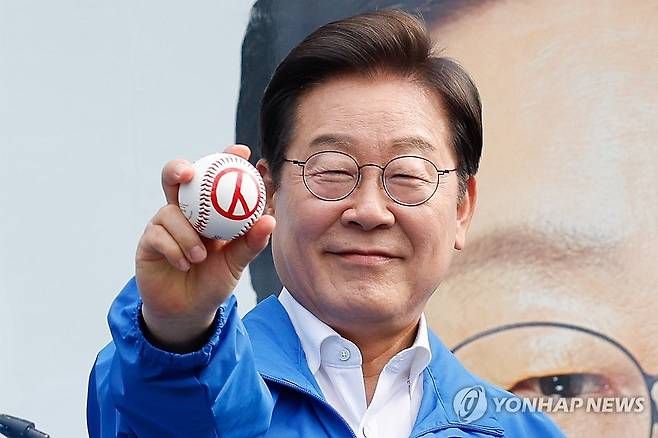 투표 독려 야구공 든 이재명 후보 (서울=연합뉴스) 황광모 기자 = 더불어민주당 이재명 대선 후보가 29일 서울 송파구 잠실종합운동장 광장에서 열린 강동구·송파구 집중 유세에서 기표 모양이 그려진 야구공을 들고 있다. 2025.5.29 [공동취재] hkmpooh@yna.co.kr