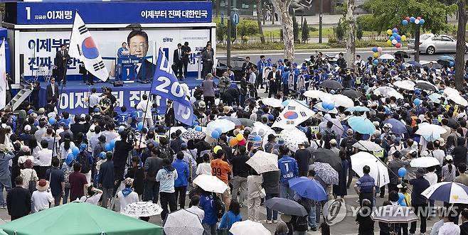 잠실야구장 앞 유세에서 지지호소하는 이재명 후보 (서울=연합뉴스) 황광모 기자 = 더불어민주당 이재명 대선후보가 29일 서울 송파구 잠실종합운동장 광장에서 열린 강동구·송파구 집중유세에서 지지를 호소하고 있다. 2025.5.29 hkmpooh@yna.co.kr
