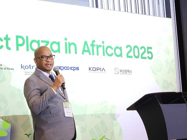 축사하는 타보 케카나 남아공 전기에너지부 차관보 (요하네스버그=연합뉴스) 유현민 특파원 = 29일(현지시간) 요하네스버그 샌튼 매슬로호텔에서 열린 '아프리카 프로젝트 플라자'에서 타보 케카나 남아공 전기에너지부 차관보가 축사를 하고 있다. 2025.5.29 hyunmin623@yna.co.kr (끝)