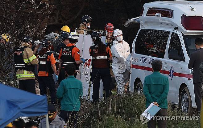 해군 초계기 추락 현장서 탑승자 시신 모두 수습 (포항=연합뉴스) 윤관식 기자 = 29일 경북 포항시 남구 동해면 신정리 해군 초계기 추락 현장에서 군 관계자들이 탑승자 시신을 수습하고 있다. 2025.5.29 psik@yna.co.kr