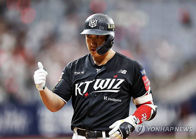 황재균, 적시타 (서울=연합뉴스) 윤동진 기자 = 25일 서울 고척돔에서 열린 2025 KBO리그 kt wiz대 키움 히어로즈 경기. 3회 초 1사 1,2루 때 kt 황재균이 1타점 적시타를 친 후 기뻐하고 있다. 2025.5.25 mon@yna.co.kr