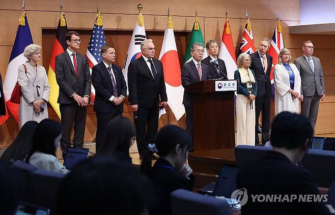 한미일 등 11개국 "대북제재 다국적 감시기구 설립" (서울=연합뉴스) 김도훈 기자 = 김홍균 외교부 1차관이 16일 오후 정부서울청사 별관 외교부에서 대북제재 관련 대외 발표를 하고 있다.
    한미일을 포함해 프랑스, 영국, 독일, 이탈리아, 네덜란드, 캐나다, 호주, 뉴질랜드 등 총 11개국이 참가하는 다국적제재모니터링팀(MSMT·Multilateral Sanctions Monitoring Team)이 출범한다. MSMT 참여국은 유엔 안보리 대북제재 위반 및 회피 활동을 상시 모니터링하면서 보고서를 발간하게 된다. 2024.10.16 [공동취재] superdoo82@yna.co.kr