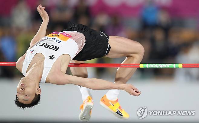 '가볍게' (구미=연합뉴스) 김현태 기자 = 29일 오후 경북 구미시민운동장에서 열린 2025 아시아육상경기선수권대회 남자 높이뛰기 결선에서 우상혁(용인시청)이 2m23을 넘고 있다. 2025.5.29 mtkht@yna.co.kr