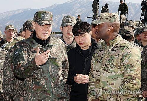 대화하는 김명수 합참의장과 한미연합군사령관 [연합뉴스 자료사진. 재판매 및 DB금지] 김명수 합참의장과 제이비어 브런슨 한미연합군사령관이 2025년 3월 6일 경기 포천시 승진훈련장에서 열린 '2025년 전반기 한미연합 수도기계화보병사단(수기사) 통합화력 실사격 훈련'에서 대화하고 있다. 2025.3.6 [사진공동취재단]