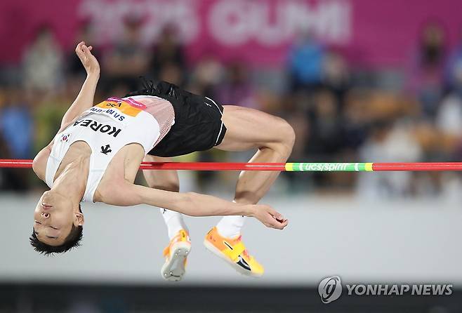 '가볍게' (구미=연합뉴스) 김현태 기자 = 29일 오후 경북 구미시민운동장에서 열린 2025 아시아육상경기선수권대회 남자 높이뛰기 결선에서 우상혁(용인시청)이 2m23을 넘고 있다. 2025.5.29 mtkht@yna.co.kr