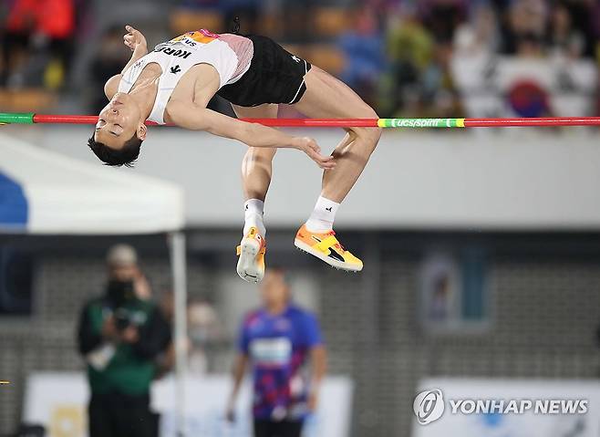 '가볍게' (구미=연합뉴스) 김현태 기자 = 29일 오후 경북 구미시민운동장에서 열린 2025 아시아육상경기선수권대회 남자 높이뛰기 결선에서 우상혁(용인시청)이 경기에 임하고 있다. 2025.5.29 mtkht@yna.co.kr