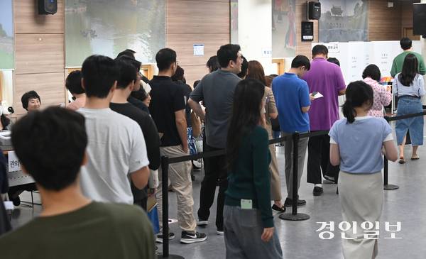 제21대 대통령선거 사전투표가 시작된 29일 오후 수원시 영통구 광교1동행정복지센터에 마련된 사전투표소에서 유권자들이 사전투표를 하고 있다. 2025.5.29 /최은성기자 ces7198@kyeongin.com