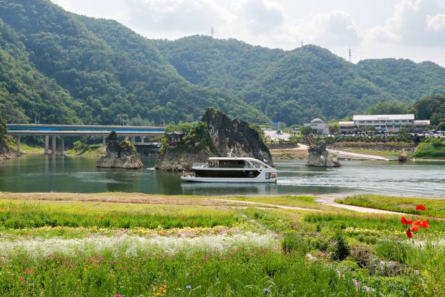 충북 단양군 도담리에 위치한 도담정원이 7월 30일까지 봄정원으로 새단장해 관광객을 맞이한다. 단양군 제공