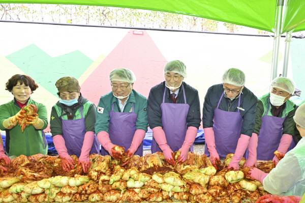 이세용 본부장(사진 오른쪽 세번째)과 손병복 군수(사진 왼쪽 세번째)이 사랑의 김장담그기 행사에 참여하고 있다.
