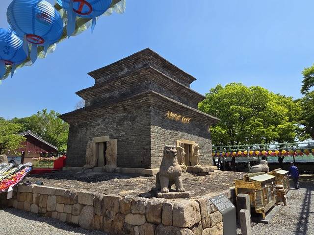 신라시대에 건축된 분황사 모전석탑 국보로 지정된 국가문화유산.