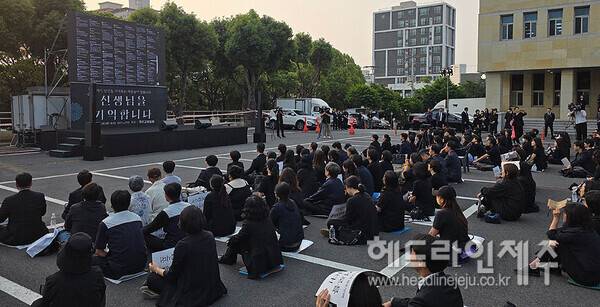 30일 열린 중학교 교사 추모 집회. ⓒ헤드라인제주