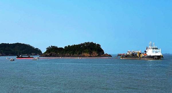 영광낙월프로젝트에서 외부망을 포설하고 있는 팔로스호/사진=대한전선