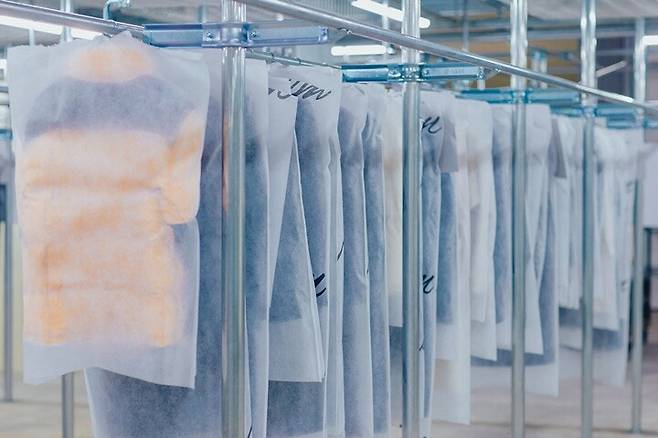 세탁특공대 스마트컴퍼니에 각 소재에 맞는 방법으로 보관 중인 옷들 /사진=세탁특공대 홈페이지 캡처