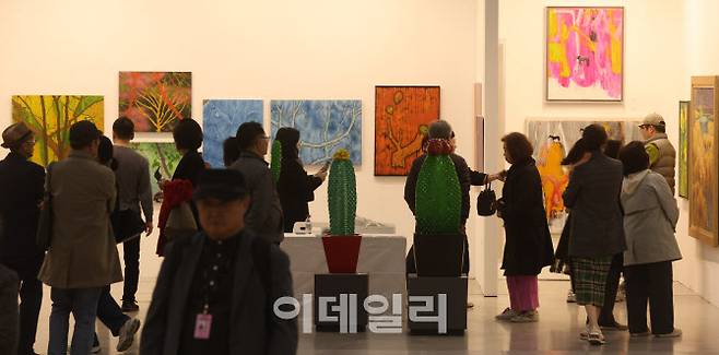 지난 4월 16일 서울 강남구 코엑스에서 열린 ‘2025 화랑미술제 VIP 프리뷰’에서 관람객들이 전시된 작품들을 둘러보고 있다. (사진=이영훈 기자)