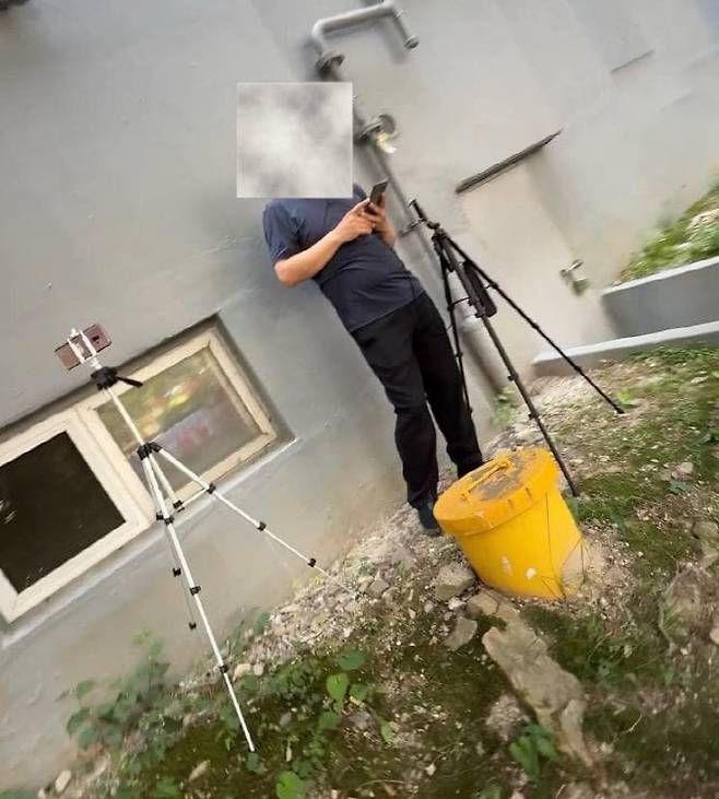 대전 갈마동 한 사전투표소 인근에 카메라를 설치하고 유권자들을 촬영하고 있는 한 남성 모습. (사진=박범계 의원실)