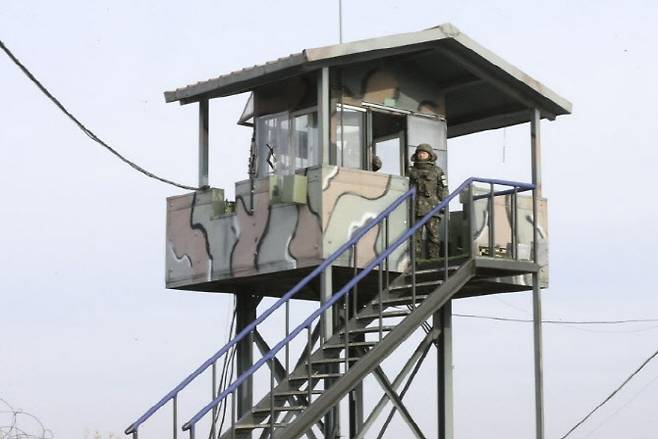 위 사진은 기사 내용과 관계없음. 경기도 연천군 25사단 GOP 경계 초소에서 병사가 경계 근무를 서고 있다.(사진=연합뉴스)