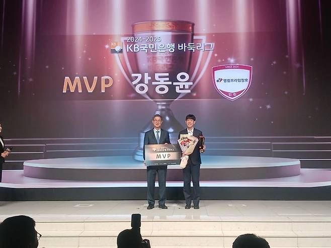 올시즌 KB국민은행 바둑리그 MVP의 영예는 영림프라임창호의 주장 강동윤 9단(오른쪽)이 차지했다.(사진 MHN 엄민용 선임기자)&nbsp;