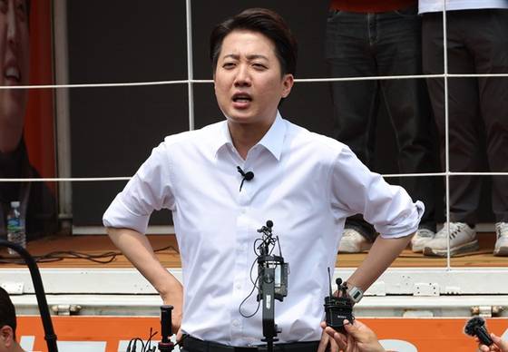 개혁신당 이준석 대선 후보가 28일 서울 여의도공원에서 유세를 마친 뒤 취재진의 질문에 답하고 있다. 〈사진=연합뉴스〉