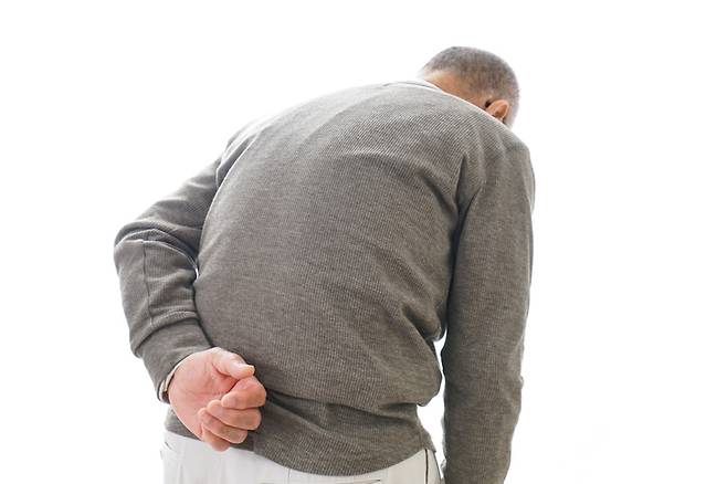 척추관 협착증은 척추 주변의 인대나 뼈가 퇴행하면서 척추 내 신경 통로를 좁히고, 이로 인해 신경이 눌려 다리 저림, 무기력감, 보행 장애 등을 유발하는 퇴행성 질환이다. [사진= 게티이미지뱅크]