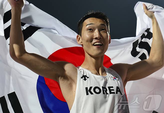 우상혁(용인시청)이 29일 경북 구미시민운동장에서 열린 '2025 구미 아시아육상선수권대회' 높이뛰기 결승에서 2m29 기록으로 우승 확정 후 태극기를 두르고 기뻐하고 있다. 2025.5.29/뉴스1 ⓒ News1 김도우 기자