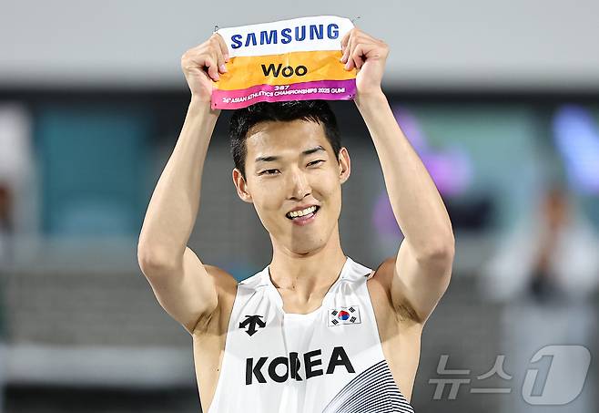 우상혁(용인시청)이 29일 경북 구미시민운동장에서 열린 '2025 구미 아시아육상선수권대회' 높이뛰기 결승에서 2m29 기록으로 우승 확정 후 배번표를 들어보이며 기뻐하고 있다. 2025.5.29/뉴스1 ⓒ News1 김도우 기자