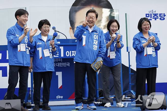 이재명 더불어민주당 대통령 후보가 제21대 대통령선거 사전투표 첫날인 29일 오후 서울 송파구 잠실야구장 앞 광장에서 열린 유세에서 미소를 보이고 있다. 2025.5.29/뉴스1 ⓒ News1 안은나 기자