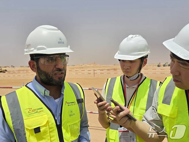 제야드 르말 에너지컴퍼니 최고경영자(Remal Energy Company·CEO)가 20일(현지시간) 루마 가스복합부지 예정부지에서 기자들과 만나 인터뷰를 진행하고 있다. (사진제공 = 산업통상자원부 공동취재단)