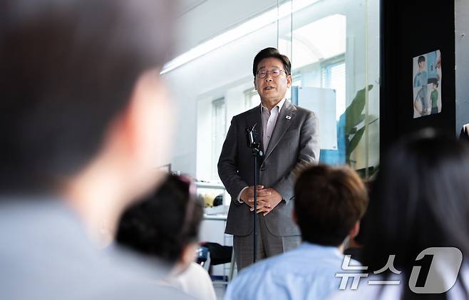 이재명 더불어민주당 대통령 후보가 28일 오후 서울 강남구의 한 스튜디오에서 열린 '1400만 개미와 한배 탔어요' 유튜브 라이브를 마친 후 백브리핑을 하고 있다. 2025.5.28/뉴스1 ⓒ News1 이재명 기자