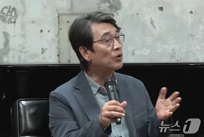 유시민 작가가 지난 28일 유튜브 채널 '김어준의 다스뵈이다'에서 김문수 국민의힘 대선후보 부인 설난영 여사에 대해 발언하고 있다. (유튜브 갈무리) ⓒ 뉴스1