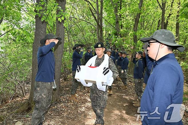 국방부유해발굴감식단(국유단) 장병들이 유해 발굴 후 약식제례를 마치고 대대 임시봉안소로 유해를 옮기고 있다. (국방부 제공. 재판매 및 DB 금지) 2025.5.2/뉴스1