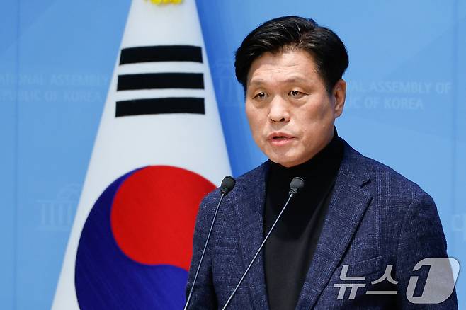 조승래 더불어민주당 수석대변인이 8일 오후 서울 여의도 국회 소통관에서 윤석열 대통령 석방 관련 브리핑을 하고 있다. 2025.3.8/뉴스1 ⓒ News1 안은나 기자