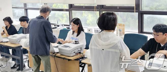 제21대 대통령 선거 사전 투표 둘째날인 30일 전북 전주시 완산구청 4층 회의실에 마련된 사전투표소가 다소 한산한 모습을 보이고 있다. 2025.5.30/뉴스1 ⓒ News1 유경석 기자