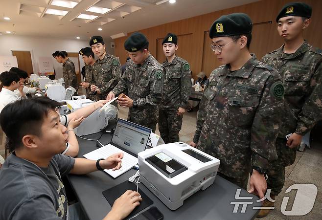 21대 대통령선거 사전투표 첫날인 지난 29일 오후 대구 북구 관음동 어울아트센터에 마련된 사전투표소에서 육군 50사단 장병들이 투표하고 있다. 2025.5.29/뉴스1 ⓒ News1 공정식 기자