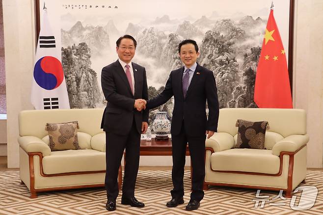 유정복 대한민국시도지사협의회 회장과 다이빙 주한중국대사가 악수를 하고 있다. (대한민국시도지사협의회 제공.재판매 및 DB금지) / 뉴스1