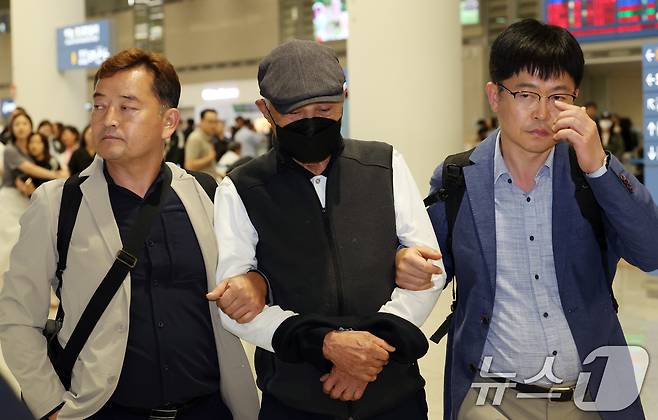 허재호 대주그룹 전 회장이 27일 오후 뉴질랜드에서 구인돼 인천공항으로 송환되고 있다. 허 전 회장은 특정범죄 가중처벌 등에 관한 법률 위반(조세) 혐의로 기소됐다. 2025.5.27/뉴스1 ⓒ News1 김명섭 기자