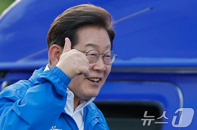 이재명 더불어민주당 대통령 후보가 제21대 대통령선거 사전투표 첫날인 29일 오후 서울 관악산으뜸공원에서 지지를 호소하고 있다. 2025.5.29/뉴스1 ⓒ News1 안은나 기자